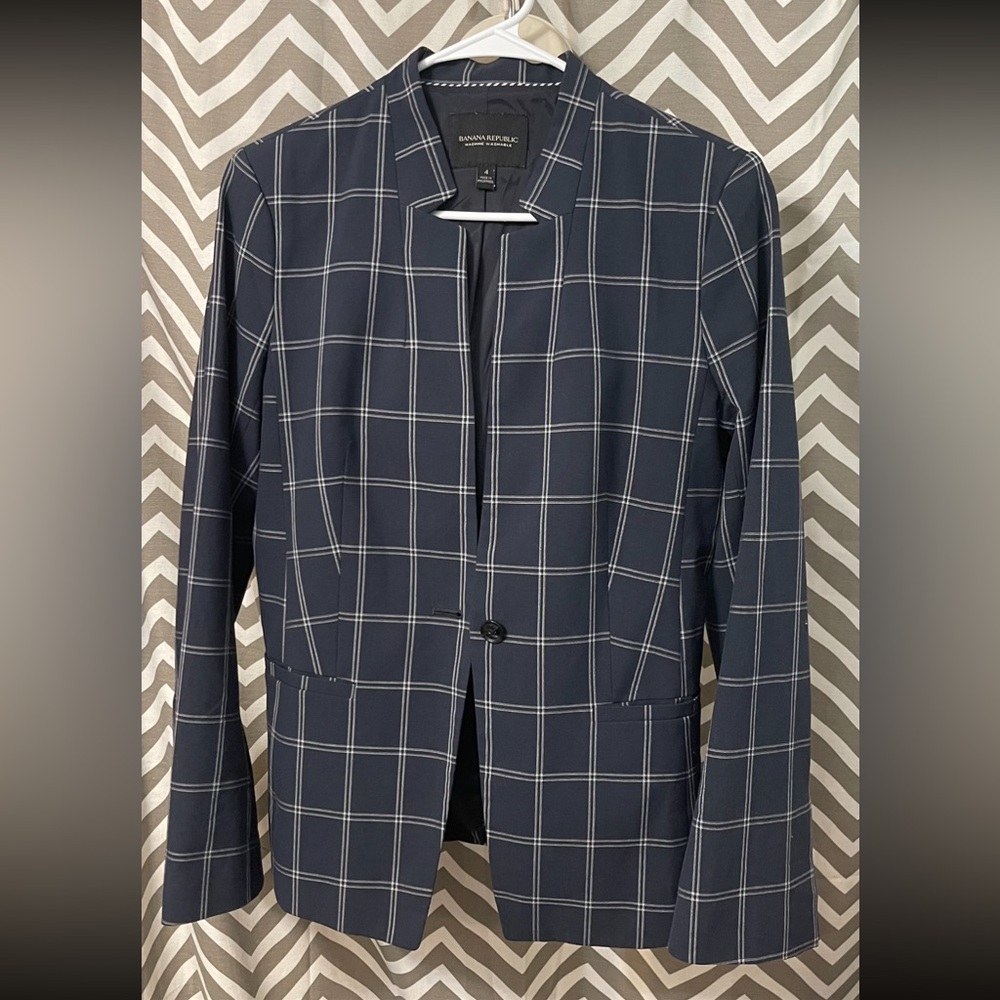 Euc banana republic size 4 blazer w/extra button inside two front pockets us